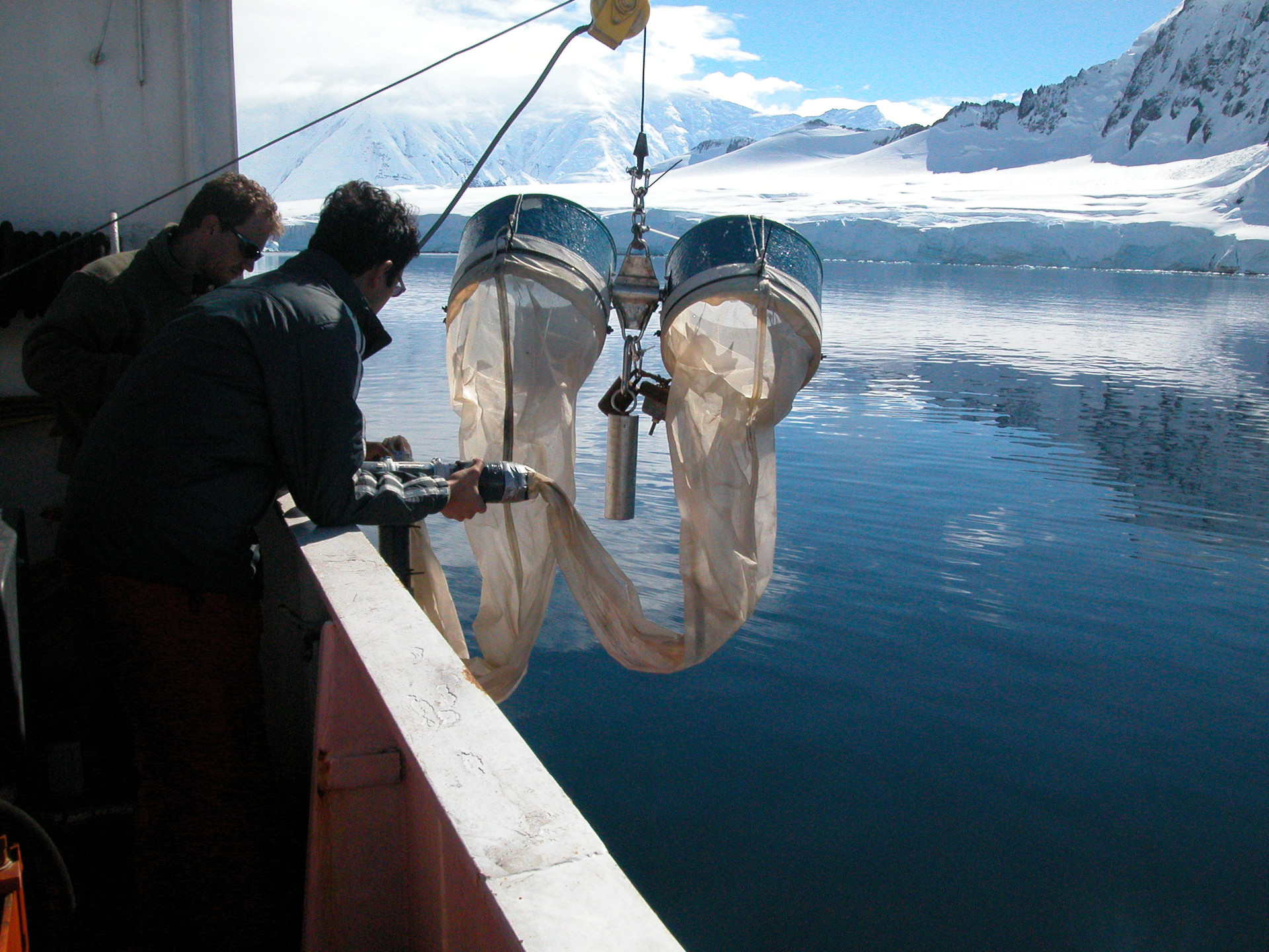Dos investigadores en un barco en un entorno glacial